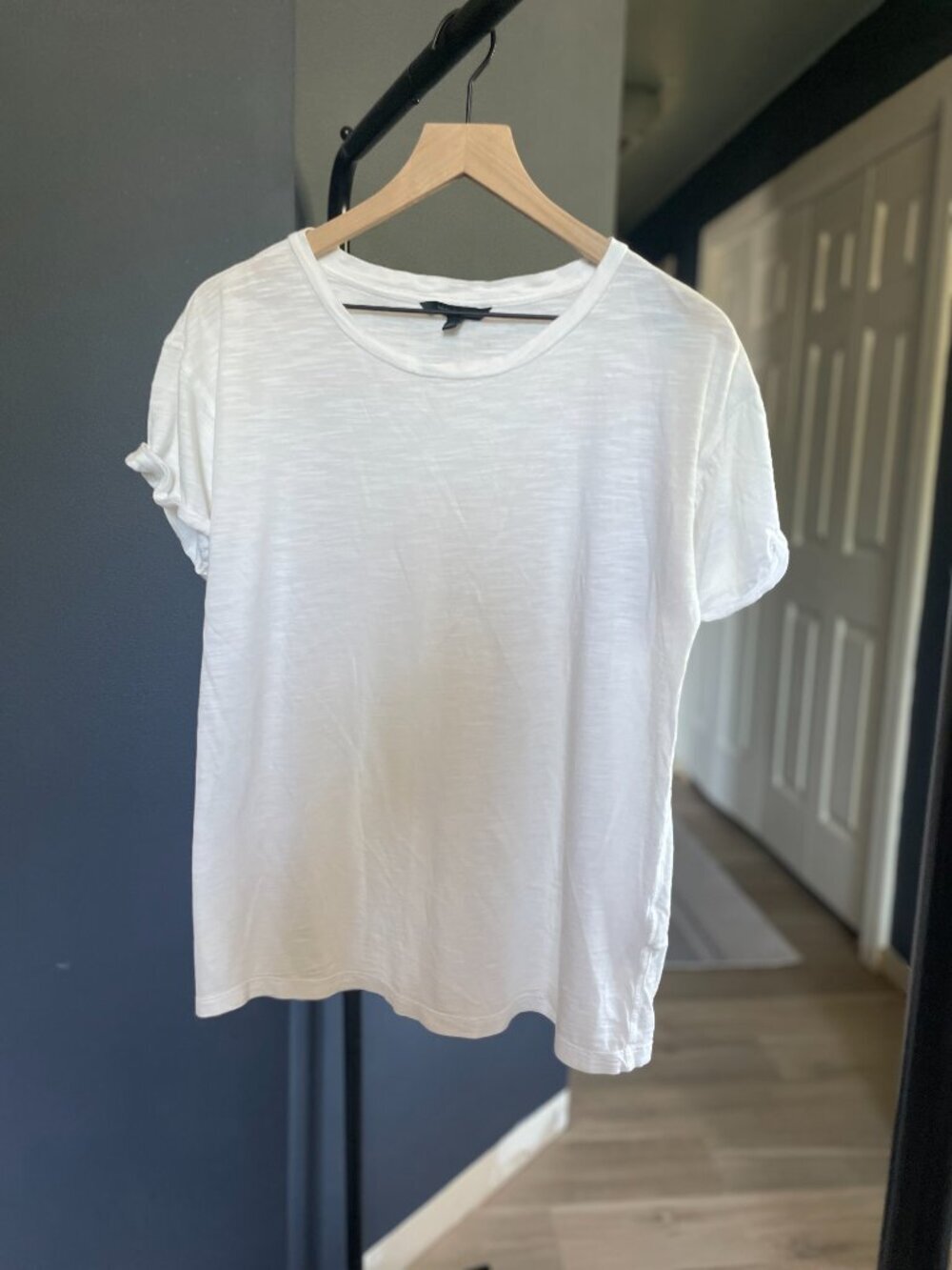 Banana Republic Relaxed Fit White Crewneck Short Sleeve Tee, Rolled Cuffs - Picture 3 of 4